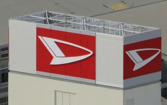 도요타 자회사인 다이하쓰의 일본 오사카 이케다시 본사에 내걸린 회사 로고. 이케다=AP 뉴시스