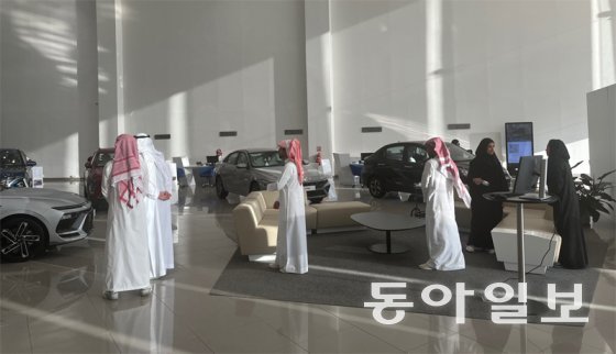 3일(현지 시간) 사우디아라비아 제다 시내에 위치한 현대자동차 매장에서 고객들이 차량을 살펴보고 있다. 현대차그룹은 ‘기회의 땅’ 중동에서 2030년 연간 55만 대를 판매해 시장점유율을 20%까지 확대하겠다는 목표를 세웠다. 중동은 평균 연령 40세 미만 청장년층 인구가 약 70%에 달해 자동차 수유가 당분간 계속 늘어날 것으로 전망된다. 제다=김기윤 특파원 pep@donga.com