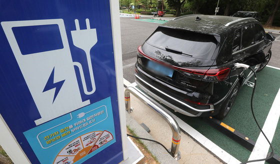 서울 여의도 국회 주차장에 위치한 전기차 충전소에서 전기차가 충전을 하고 있다. 2023.5.21/뉴스1 ⓒ News1