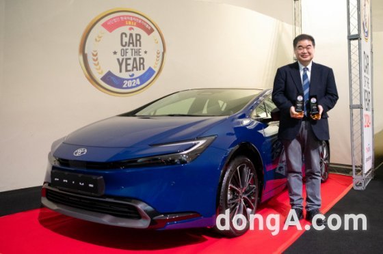 콘야마 마나부 토요타코리아 사장이 21일 자동차전문기자협회가 진행한 ‘2024 대한민국 올해의 차’ 시상식에서 올해의 디자인, 올해의 하이브리드 크로스오버를 수상한 5세대 프리우스와 기념 촬영을 하고 있다.