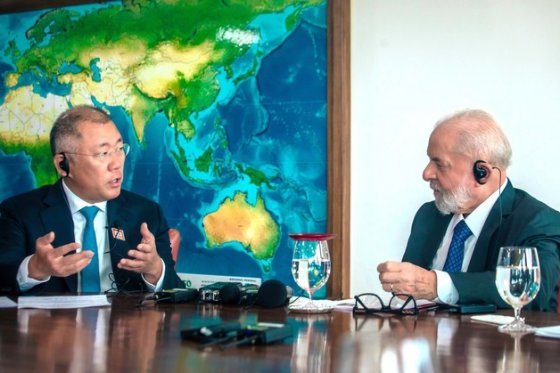 룰라 브라질 대통령(오른쪽)이 22일 정의선 현대차그룹 회장과 면담에서 정 회장의 발언을 경청하고 있다 (현대차그룹 제공)
