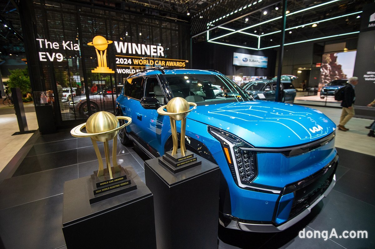 기아 EV9이 2024 월드카어워즈 세계 올해의 차를 수상했다.