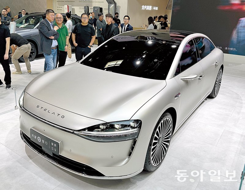 지난달 25일 ‘2024 오토 차이나(베이징 모터쇼)‘에서 중국 전자업체 화웨이와 베이징자동차(BAIC)가 합작한 전기차 ‘샹제(스텔라토)‘가 공개된 모습. 베이징=구특교 기자 kootg@donga.com