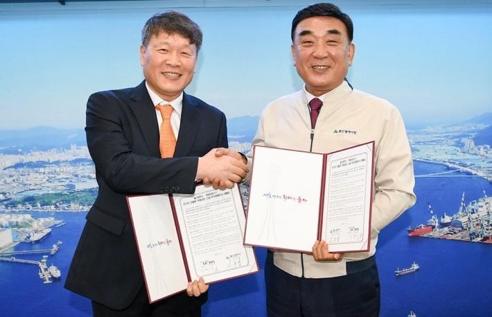 이규석 현대모비스 대표(왼쪽)와 김두겸 울산시장이 9일 울산시청에서 전기차 모듈 신공장 구축을 위한 투자 양해각서(MOU)를 체결한 뒤 악수를 나누고 있다. 현대모비스 제공