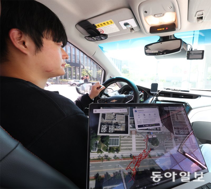 초정밀 측위(RTK) 시스템이 탑재된 차량 안에서 노트북 모니터를 통해 차량의 이동 경로를 실시간으로 확인하고 있다. 최혁중 기자 sajinman@donga.com