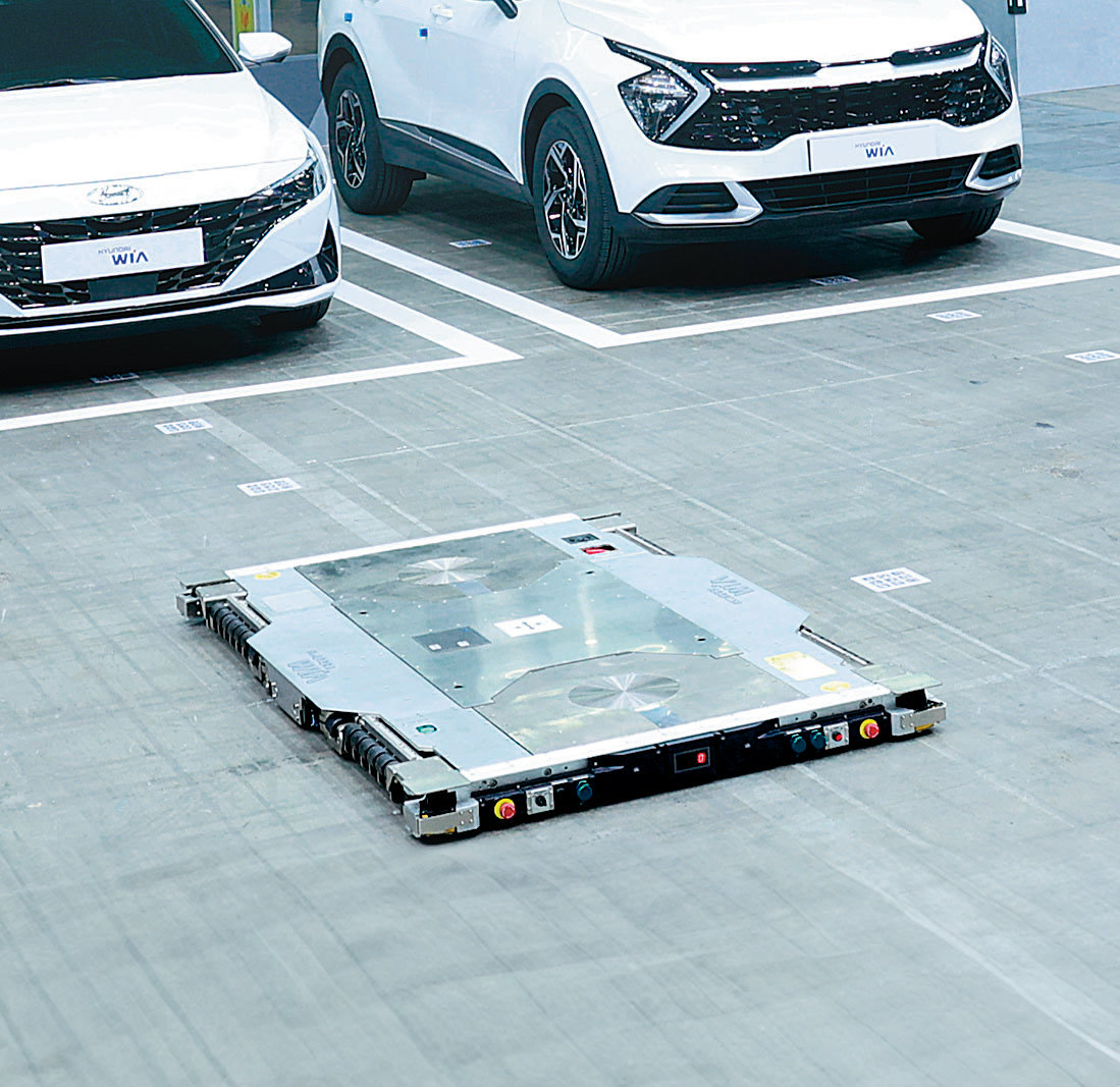 현대위아가 개발한 주차 로봇이 차량을 이동시키기 전에 준비를 하는 모습. 현대위아 제공