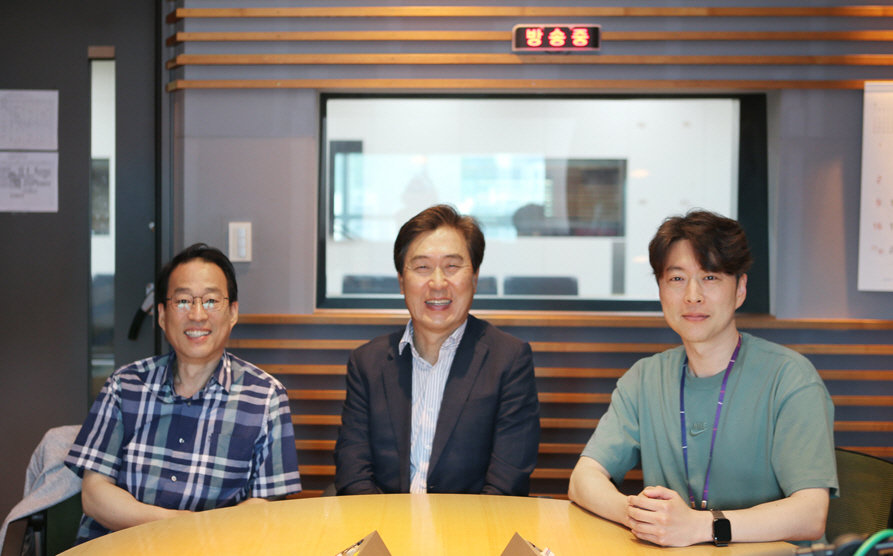 한국자동차환경협회 정종선 회장(중앙)이 협회 사업 소개 및 친환경운전 실천을 전하기 위해 MBC 라디오 프로그램 권용주, 김나진의 차카차카에 출연했다.