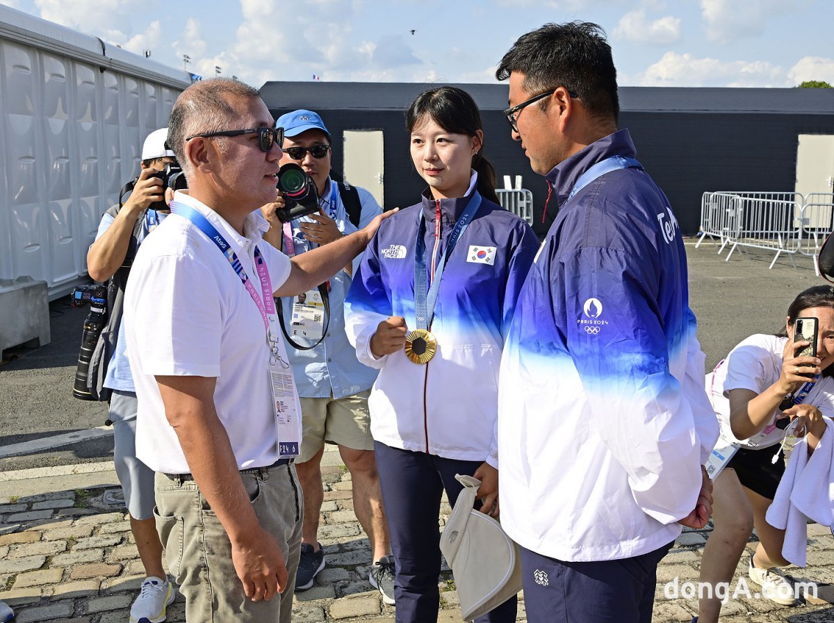 정의선 회장이 파리올림픽 양궁 혼성전 금메달을 차지한 김우진·임시현 선수를 만나 축하를 전하고 있는 모습.