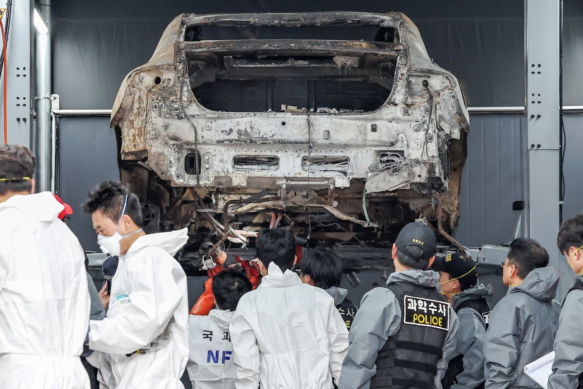 국립과학수사연구원과 인천경찰청 과학수사대 조사관들이 8일 오전 인천 서구의 한 정비소에서 지난 1일 청라 아파트 지하주차장에서 화재로 전소된 전기차에 대한 2차 합동감식을 실시하고 있다. 이날 합동감식이 진행된 정비소에는 벤츠 측 관계자들도 찾아와 감식을 참관했다. 2024.8.8/뉴스1