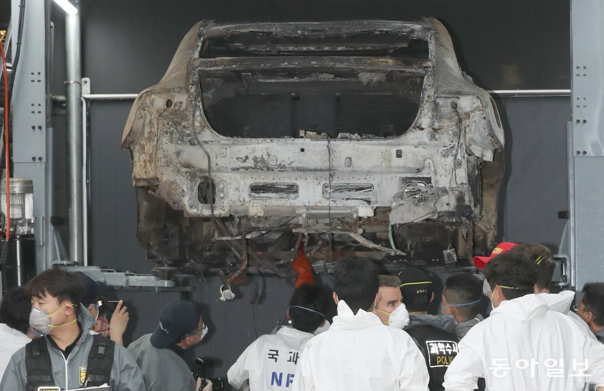 8일 오전 인천 서구 당하동 자동차 공업소에서 최근 청라 아파트 지하주차장에서 화재가 발생한 벤츠 전기차에 대한 2차 합동감식이 진행되고 있다. 이날 감식에는 경찰과 국과수 이외에 제조사인 벤츠의 독일 본사 기술진도 참관했다.