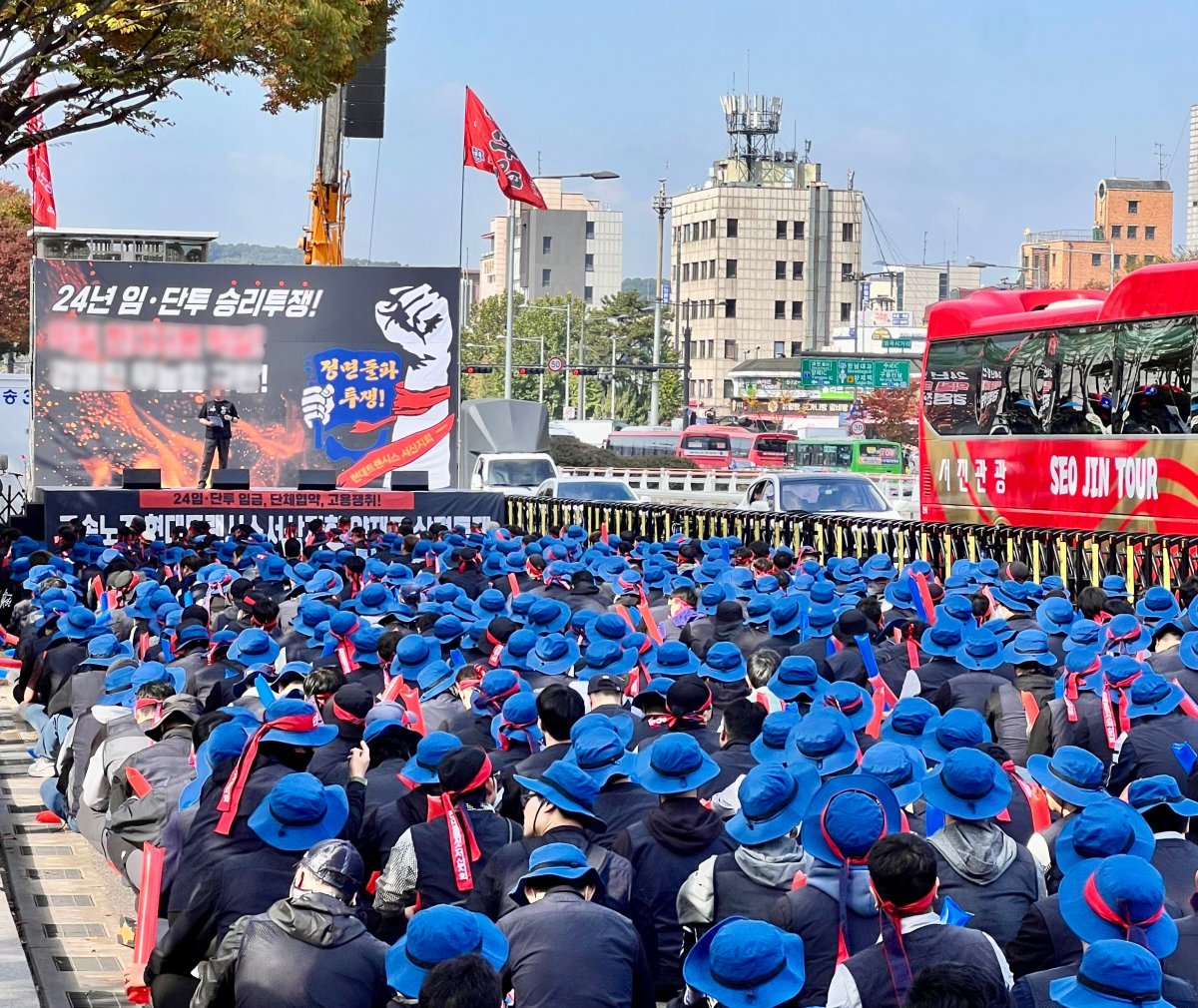 지난달 28일 현대트랜시스 노조원 등 1000여 명이 현대차기아 양재사옥 앞 3개 차선을 막은 채 대대적인 집회를 진행하고 있다.