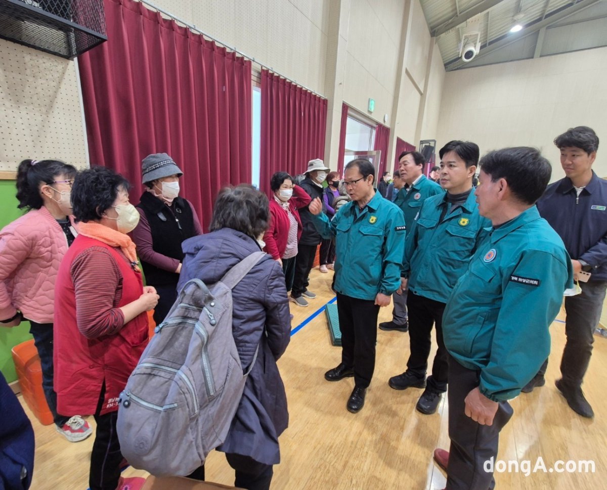 농협중앙회 여영현 상호금융대표이사는 23일 의성 안평초등학교에 설치된 산불재난 임시주거시설을 찾아 농업인들을 위로하고 있다. 농협 제공