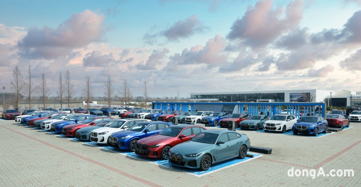 BMW코리아가 창립 30주년을 기념해 BMW 주요 전기차를 일주일간 무료로 경험할 수 있는 BMW BEV 멤버십을 론칭했다. BMW 전기차 230대를 시승차로 투입한다.