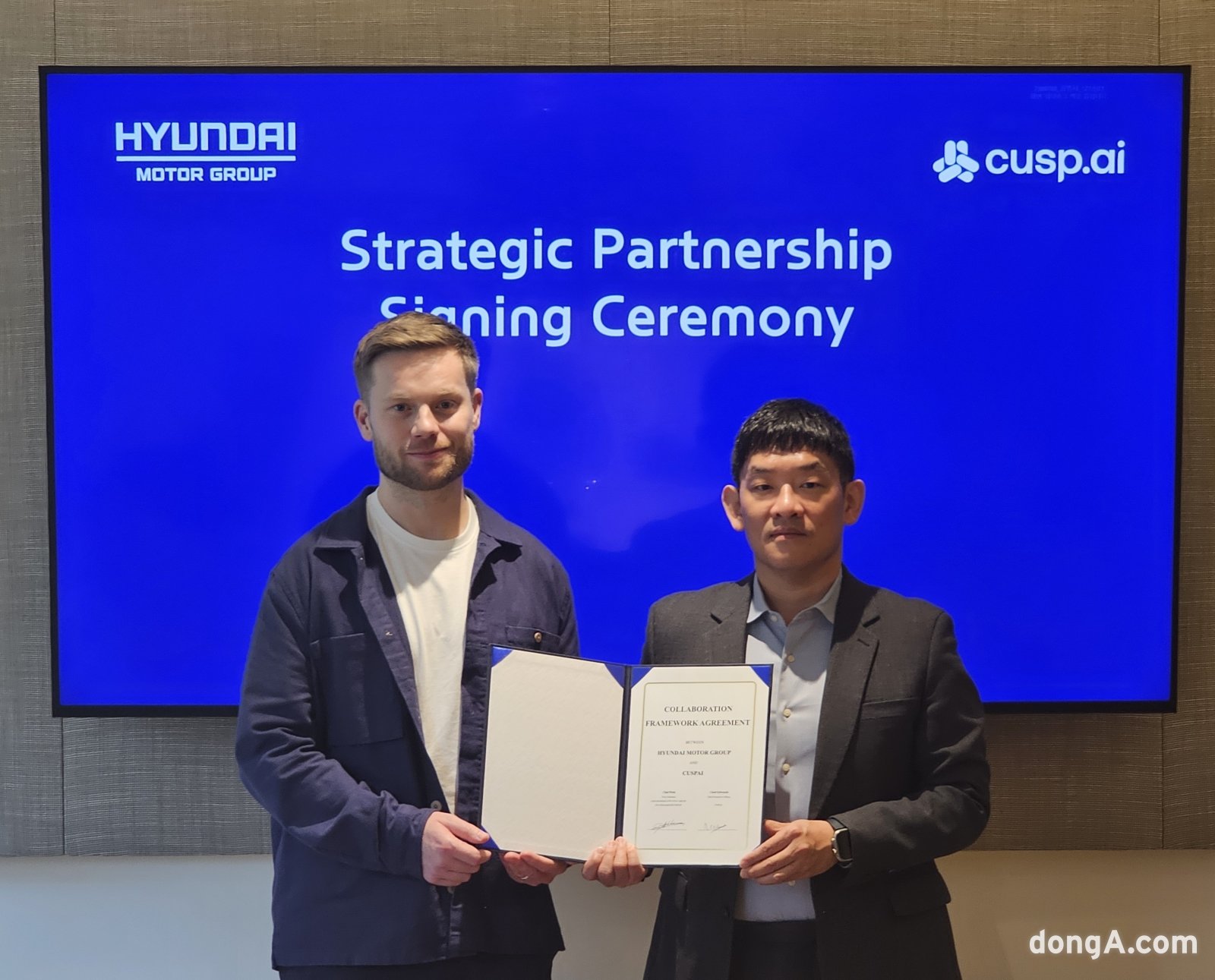 박철 현대차그룹 신사업전략실장(오른쪽)과 채드 에드워즈 커스프AI CEO가 파트너십을 체결한 후 기념사진을 촬영하고 있다.