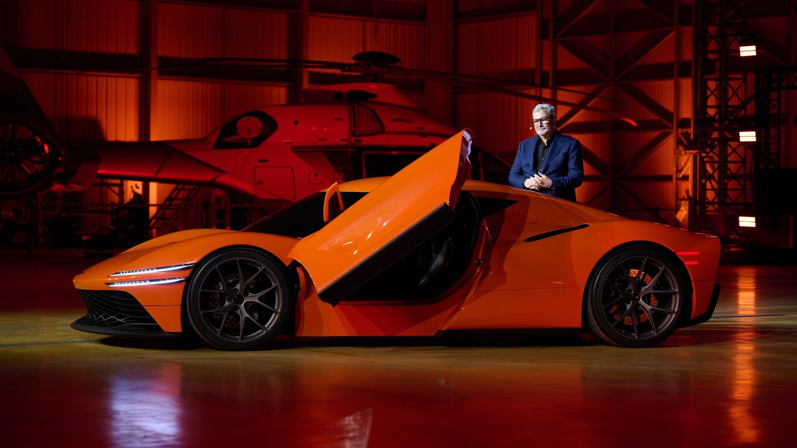 현대차그룹 루크 동커볼케 CDO(글로벌디자인본부장) 겸 CCO(최고 크리에이티브 책임자) 사장이 제네시스 GV60 마그마 월드 프리미어에서 마그마 GT 콘셉트를 발표하는 모습.(제네시스 제공)