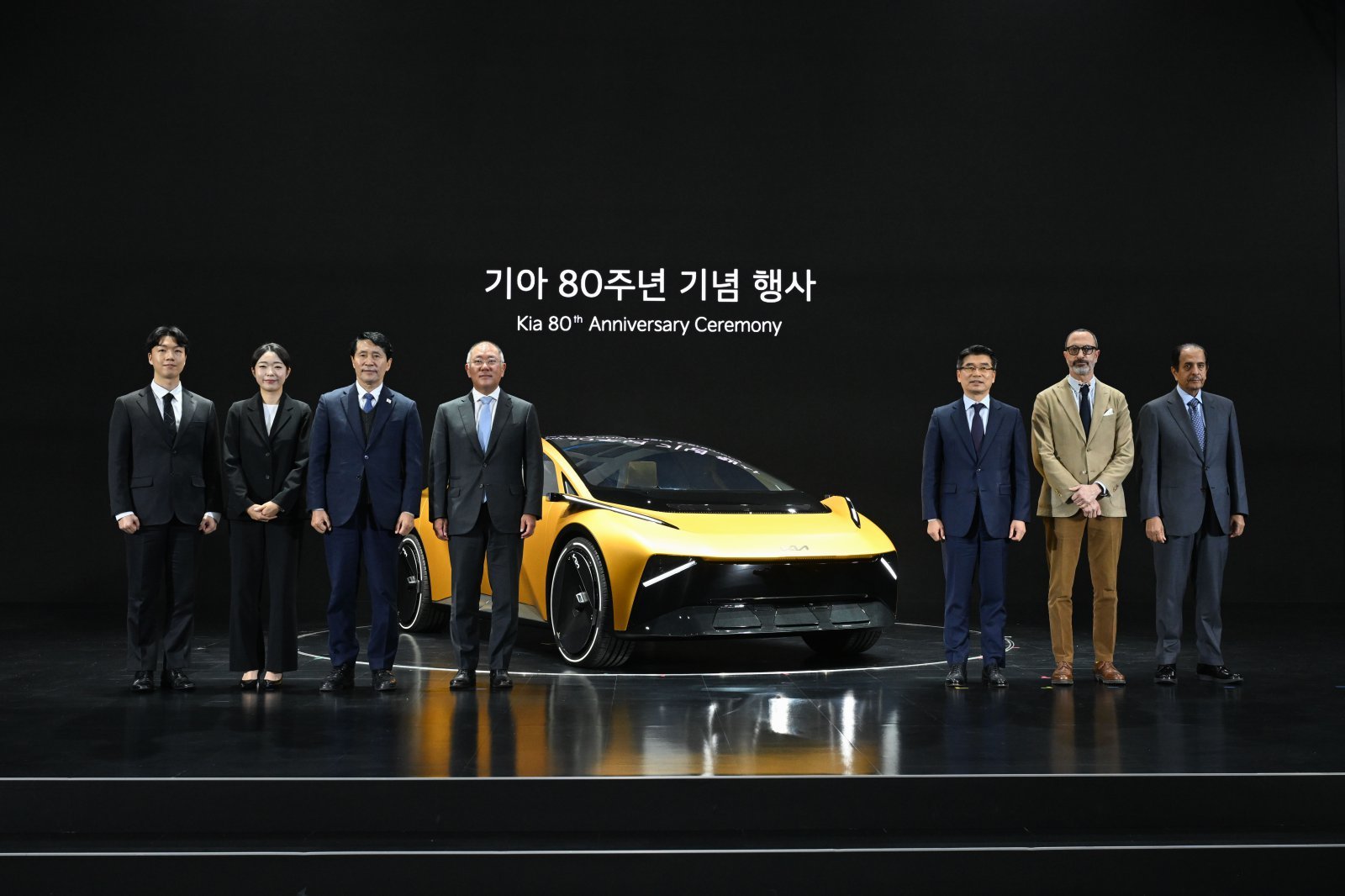 5일 경기 용인시 기아 비전스퀘어에서 열린 기아 80주년 기념 행사에서 정의선 현대차그룹 회장(왼쪽에서 네 번째)을 비롯한 사내 인사들이 콘셉트카 ‘메타 투리스모’ 앞에서 기념 촬영을 하고 있다. 기아 제공