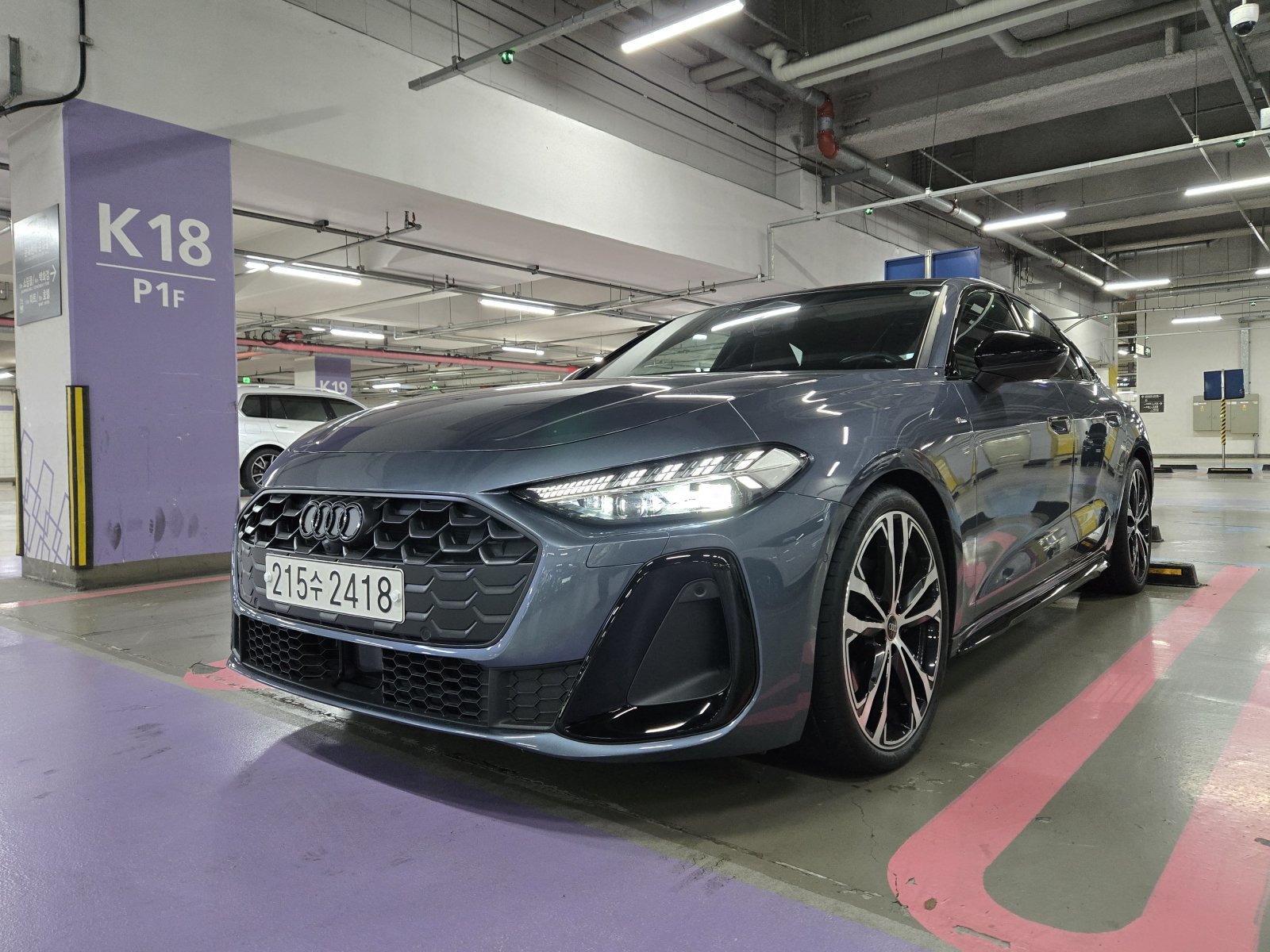 아우디 중형 세단 ‘더 뉴 아우디 A5’ 기본 트림 ‘A5 40 TFSI 콰트로’(S라인 블랙 에디션)의 전·측면 모습. 2025.12.10. 뉴스1