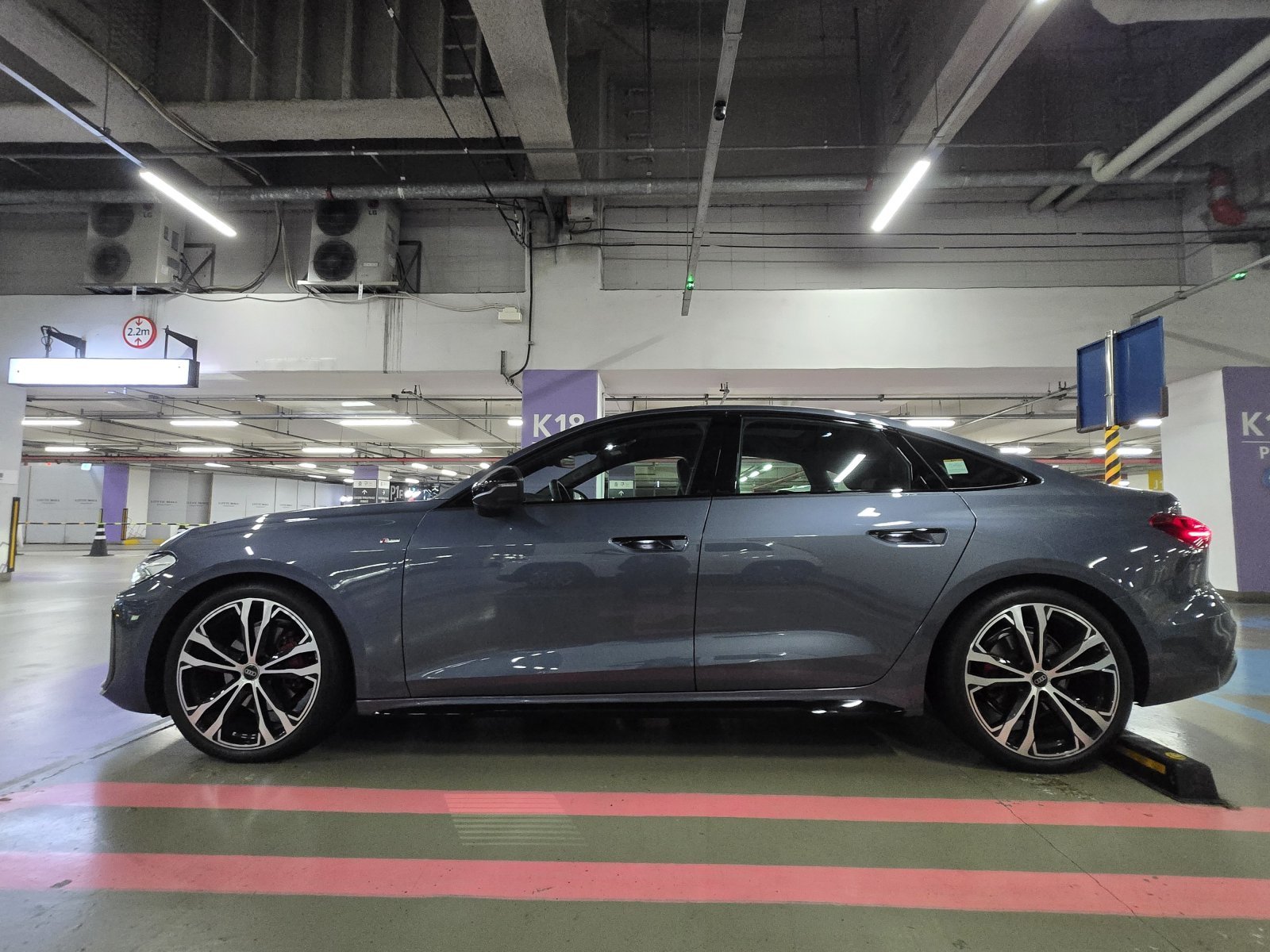 아우디 중형 세단 ‘더 뉴 아우디 A5’ 기본 트림 ‘A5 40 TFSI 콰트로’(S라인 블랙 에디션)의 측면 모습. 2025.12.10/뉴스1 