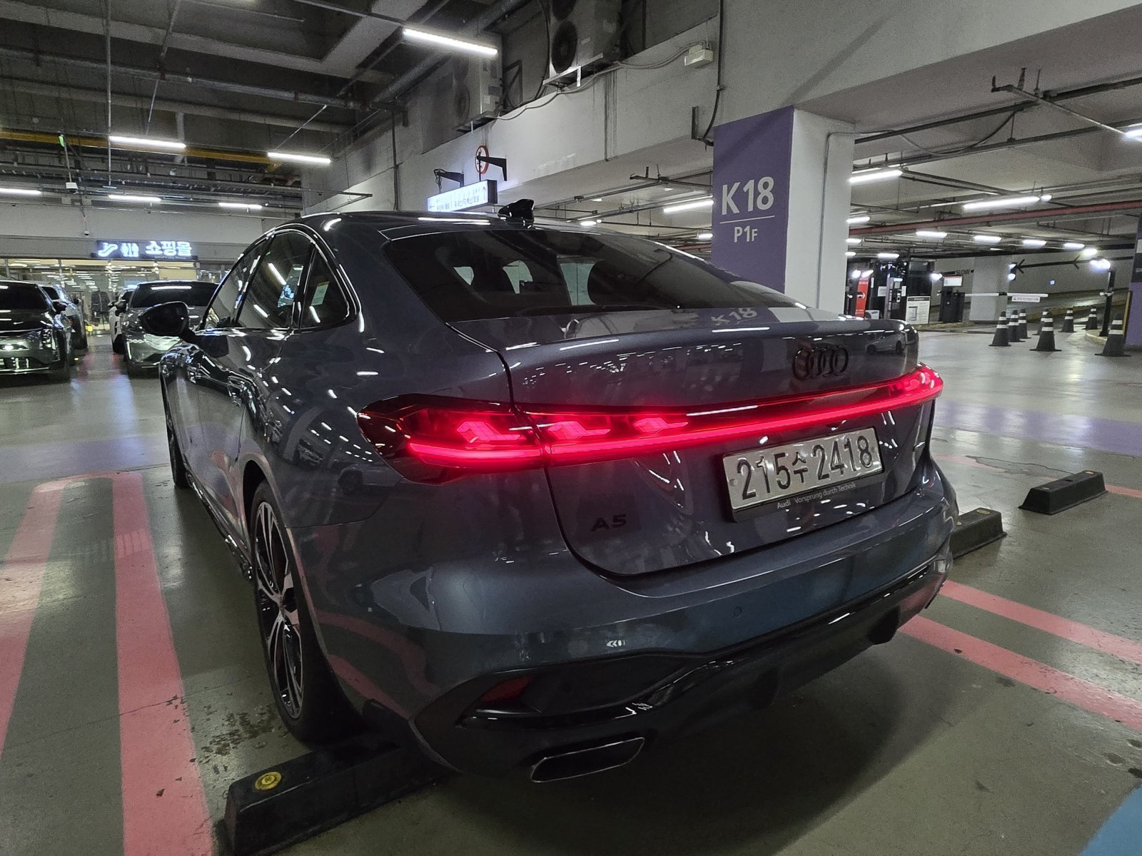 아우디 중형 세단 ‘더 뉴 아우디 A5’ 기본 트림 ‘A5 40 TFSI 콰트로’(S라인 블랙 에디션)의 후면 모습. 2025.12.10/뉴스1