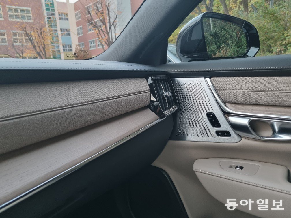 볼보 S90 B5 울트라 다크 모델의 조수석 인테리어. 김도형 기자 dodo@donga.com