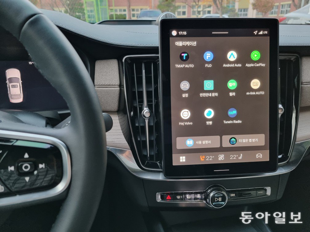 볼보 S90 B5 울트라 다크 모델의 11.2인치 센터 디스플레이. 티맵과 플로 등의 애플리케이션이 탑재된 인포테인먼트 시스템이 구현돼 있다. 김도형 기자 dodo@donga.com