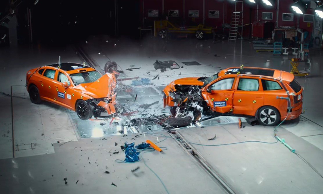 볼보가 스웨덴 예테보리에 있는 볼보자동차 안전 센터의 충돌 연구소에서는 실제 상황과 유사한 사고 테스트를 진행하는 모습. 볼보자동차코리아 홈페이지 캡처
