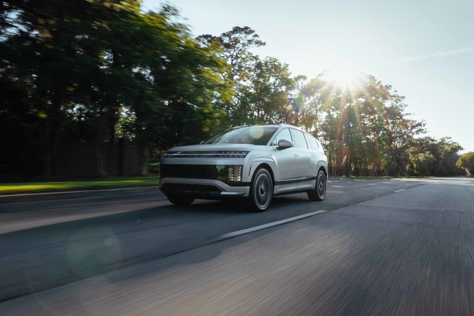 현대자동차그룹이 미국 고속도로 안전보험협회(IIHS)가 발표한 충돌 안전 평가에서 제네시스 G80과 기아 쏘렌토가 ‘톱 세이프티 픽 플러스‘ 등급을, 현대차 팰리세이드가 ‘톱 세이프티 픽’ 등급을 추가로 획득했다고 23일 밝혔다. 사진은 현대자동차 아이오닉 9. (현대차·기아 제공) 2025.12.23