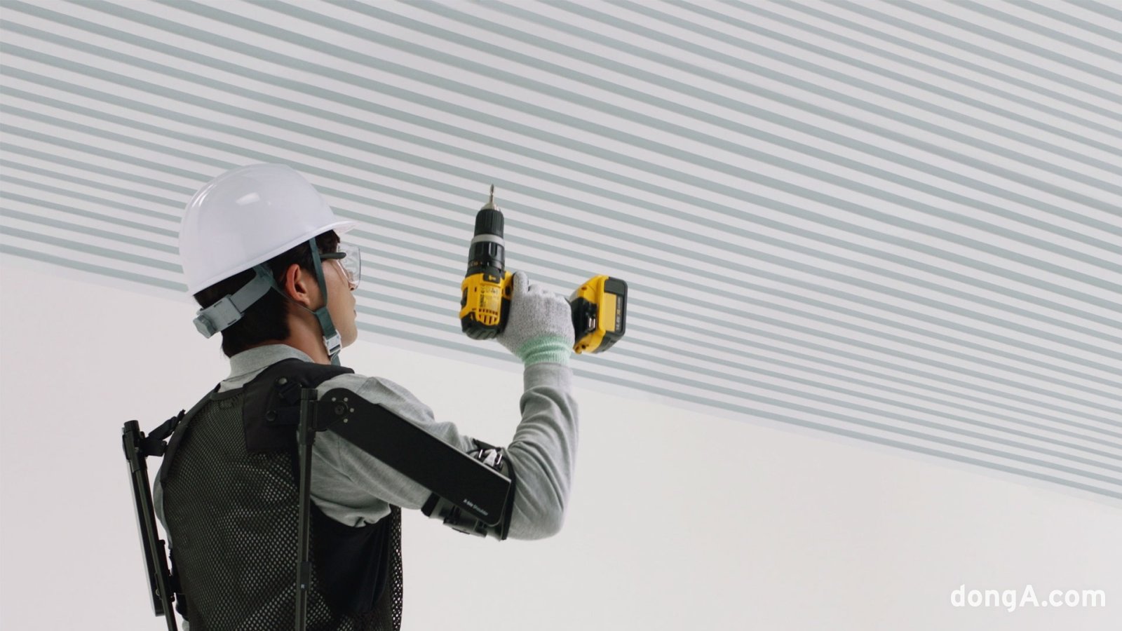 현대차그룹 로보틱스랩 웨어러블 로봇 엑스블숄더를 착용한 모습.