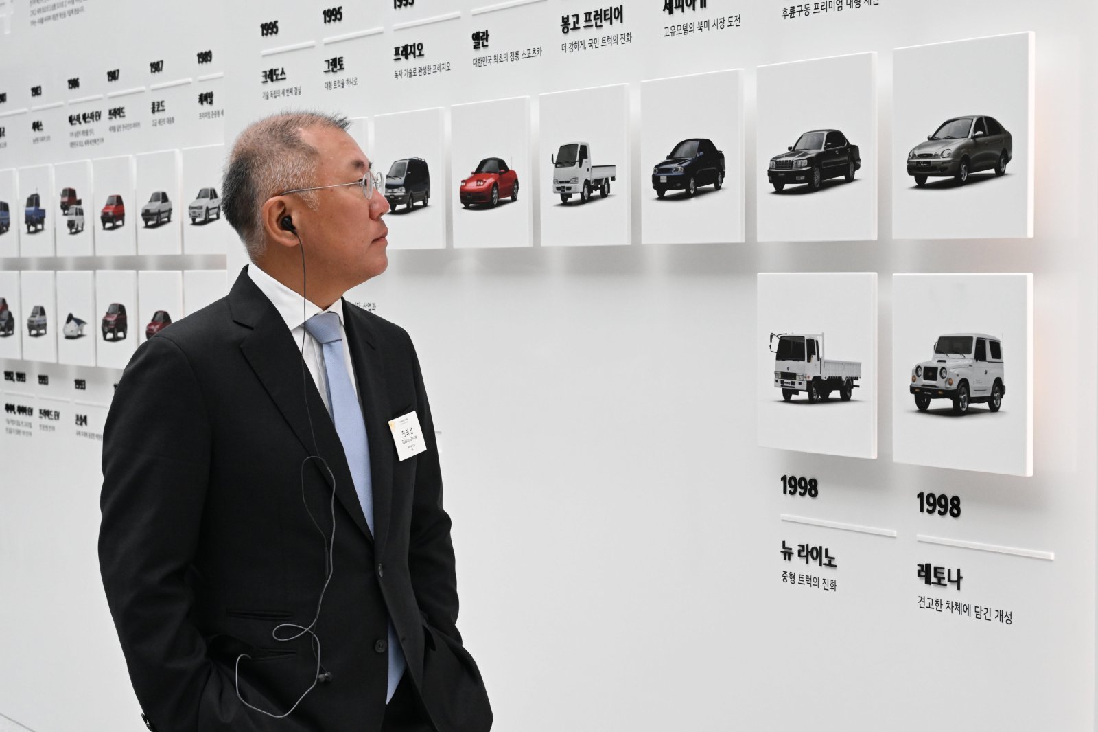 정의선 현대자동차그룹 회장이 5일 경기 용인시 비전스퀘어에서 열린 기아 80주년 기념 전시 ‘움직임의 유산’을 관람하고 있다.  2025.12.05. 사진=현대차·기아 제공