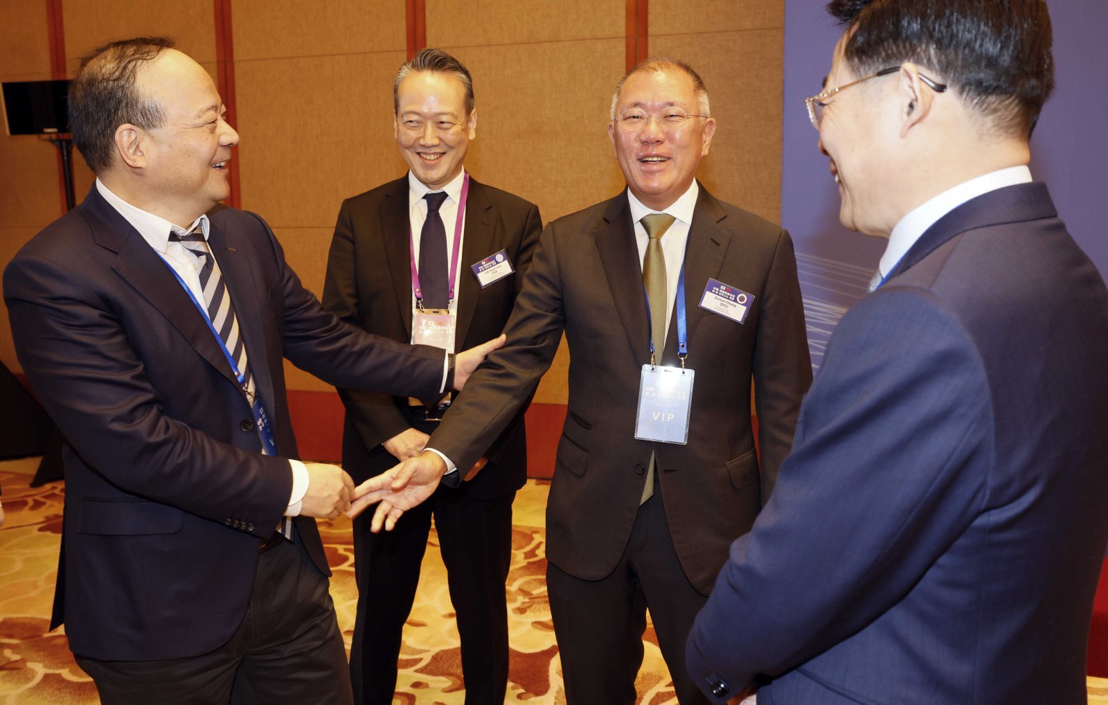 정의선 현대차그룹 회장이 5일 중국 베이징 조어대에서 열린 한중 비즈니스포럼에서 쩡위췬 CATL회장 대화하고 있다. 2026.1.5 뉴스1