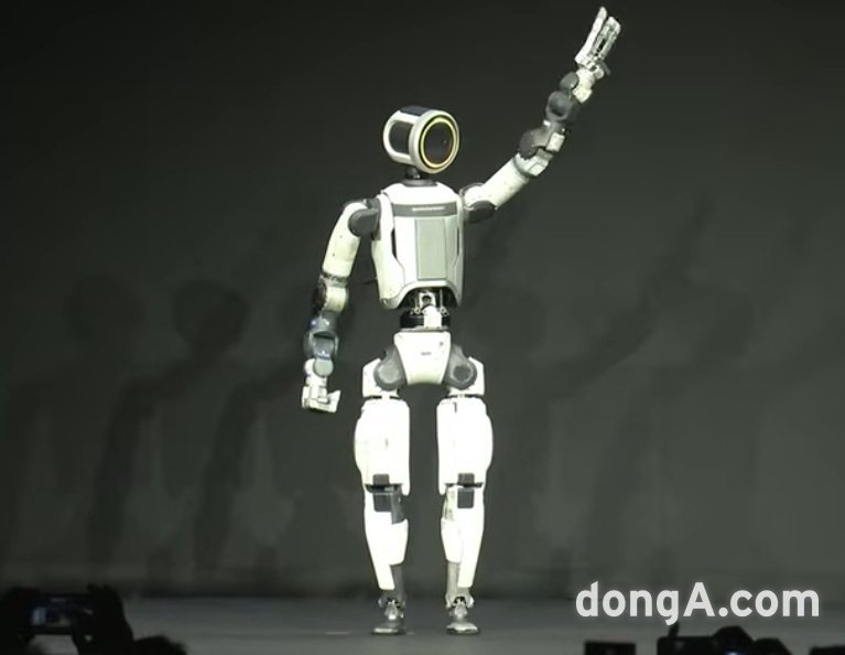 차세대 전동식 아틀라스가 5일(현지시간) 미국 네바다주 라스베이거스 만달레이베이 컨벤션센터에서 관중들에게 손을 흔들고 있다. 