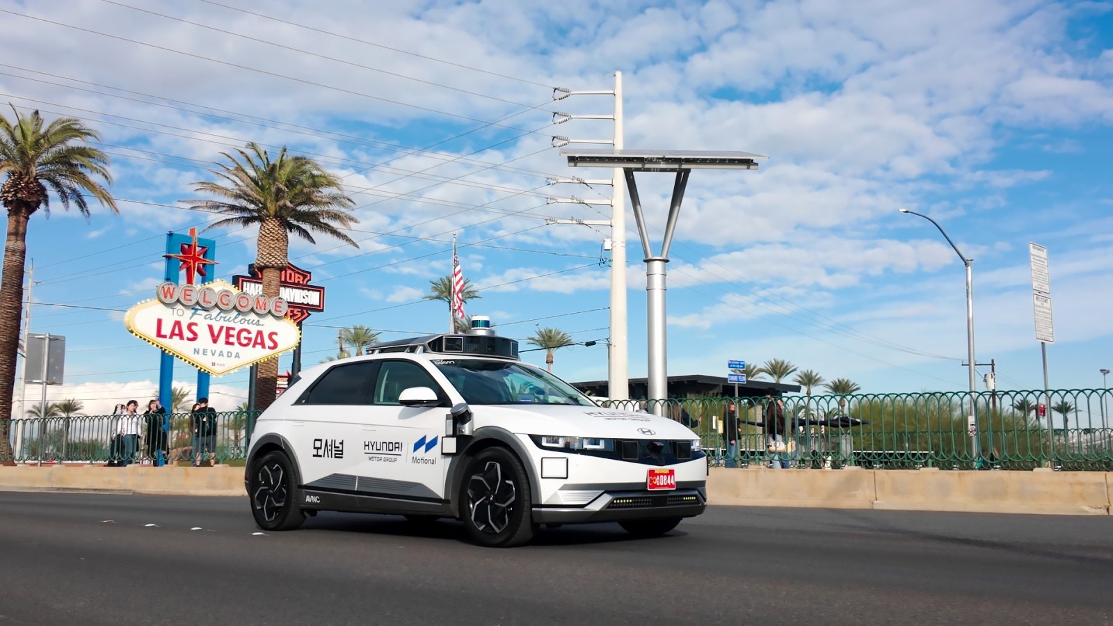모셔널 로보택시가 라스베이거스 시내를 주행하는 모습. 현대차·기아 제공