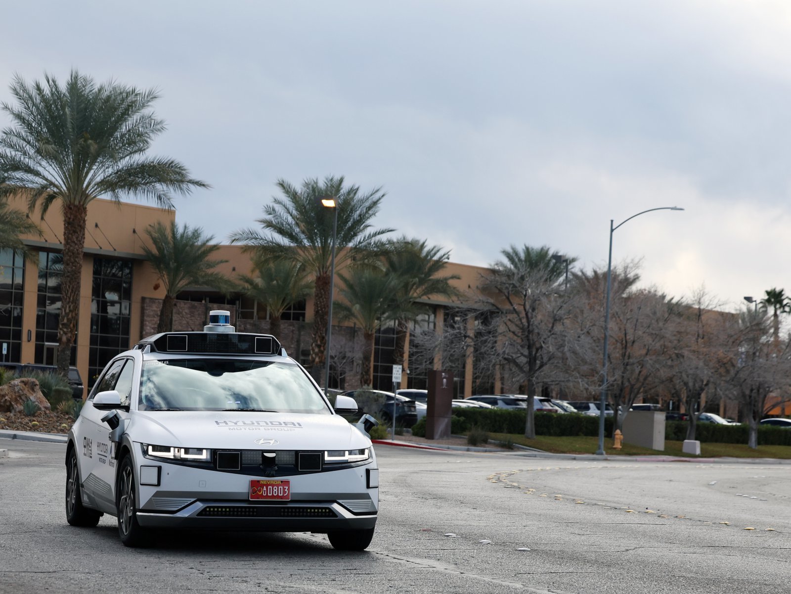 8일(현지시간) 미국 네바다주 라스베이거스 모셔널테크니컬센터 앞에서 현대차 그룹과 모셔널이 함께 개발한 아이오닉5 기반 ‘로보택시’가 시범주행을 하고 있다. 라스베이거스=뉴스1