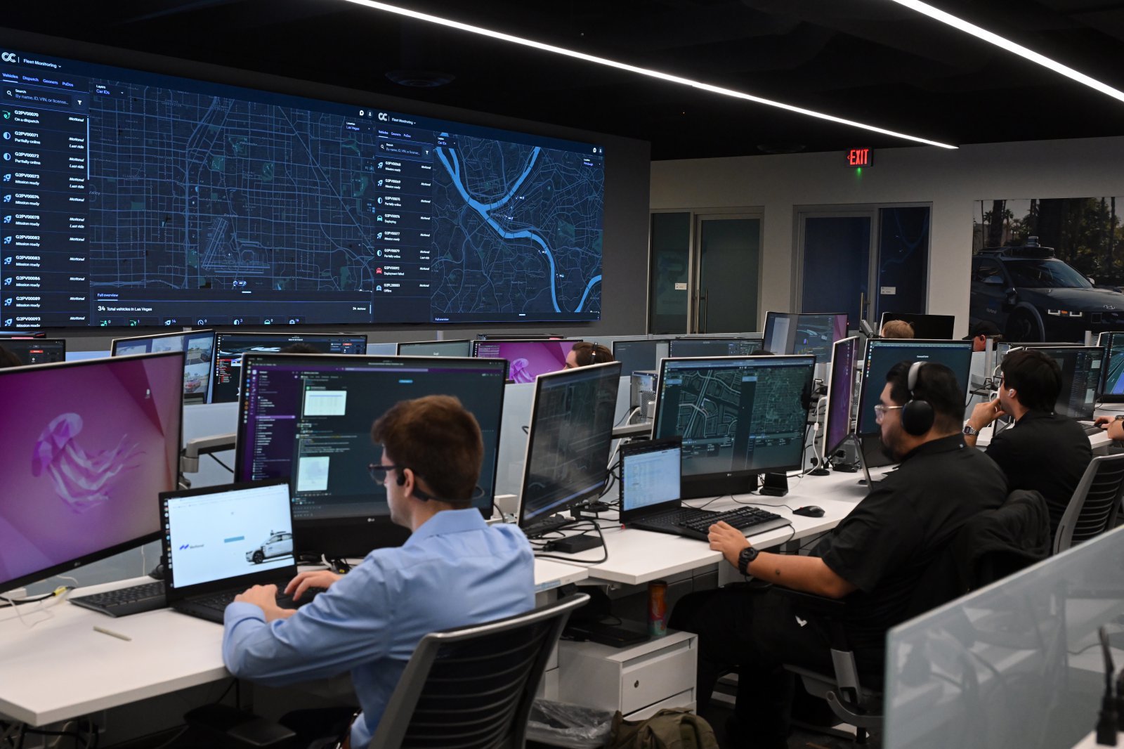 8일(현지 시간) ‘CES 2026’이 열린 미국 라스베이거스에서 운전자 개입 없이 도로를 달리고 있는 모셔널의 자율주행 로보택시를 모니터링하고 있는 모셔널 테크니컬센터 관제실의 직원들. 라스베이거스= 뉴스1