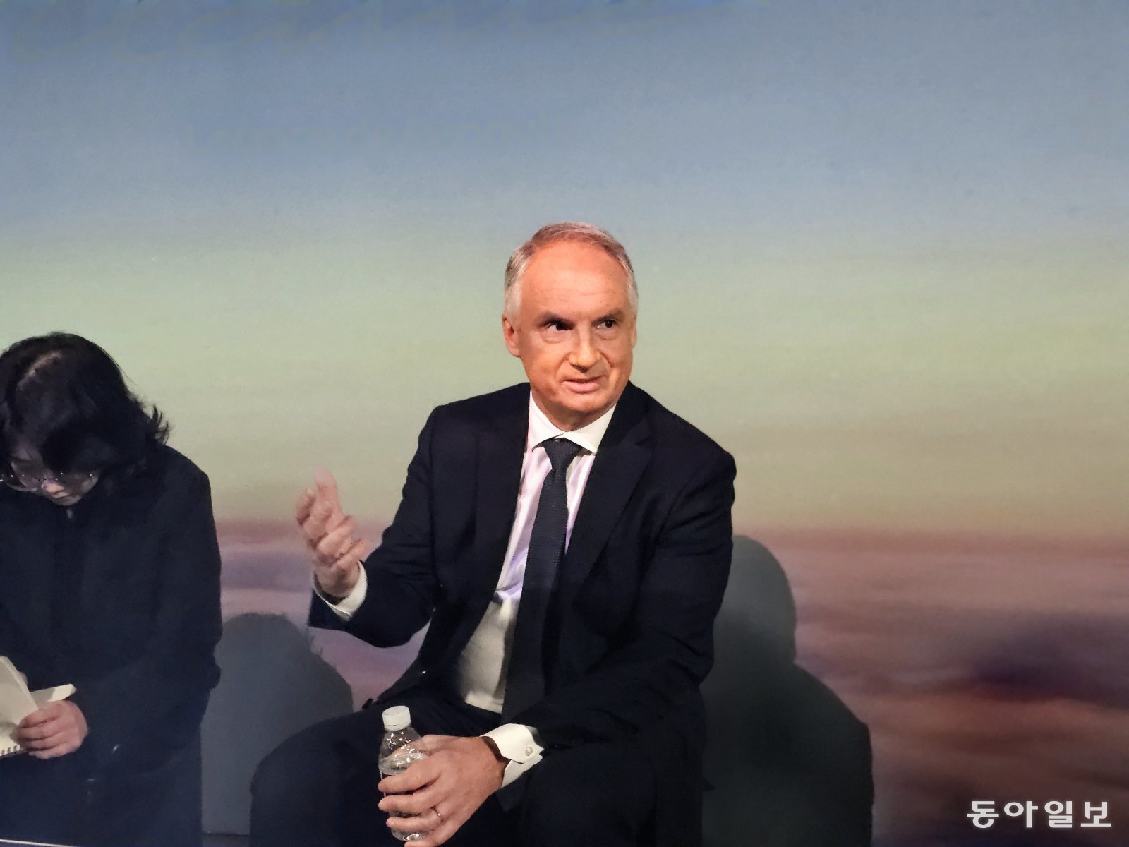 캄볼리브 르노 브랜드 최고경영자(CEO·부회장)가 13일 오전 서울 광진구 워커힐호텔에서 신차 ‘필랑트’를 공개한 이후 국내 언론 매체들과 인터뷰하고 있다. 김재형 기자 monami@donga.com