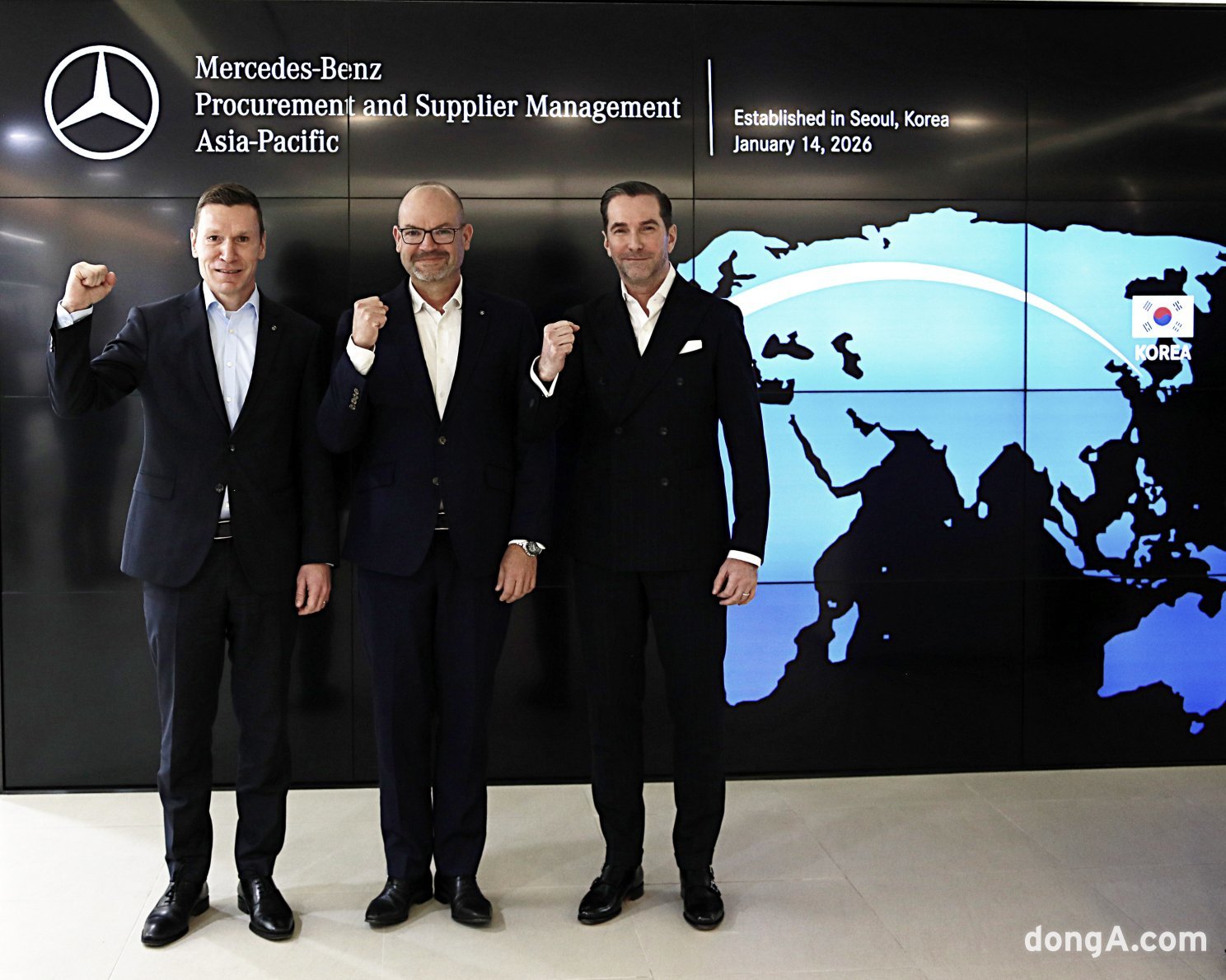 (왼쪽부터) 마티아스 바이틀 메르세데스-벤츠코리아 대표이사, 요르그 부르저 메르세데스-벤츠그룹 AG 최고기술책임자, 슈테펜 마우어스베르거 아태지역 구매 및 협력사 품질관리 부사장이 14일 열린 메르세데스-벤츠 아태지역 구매 및 협력사 품질관리 조직 출범 행사에서 기념 촬영을 하고 있다.