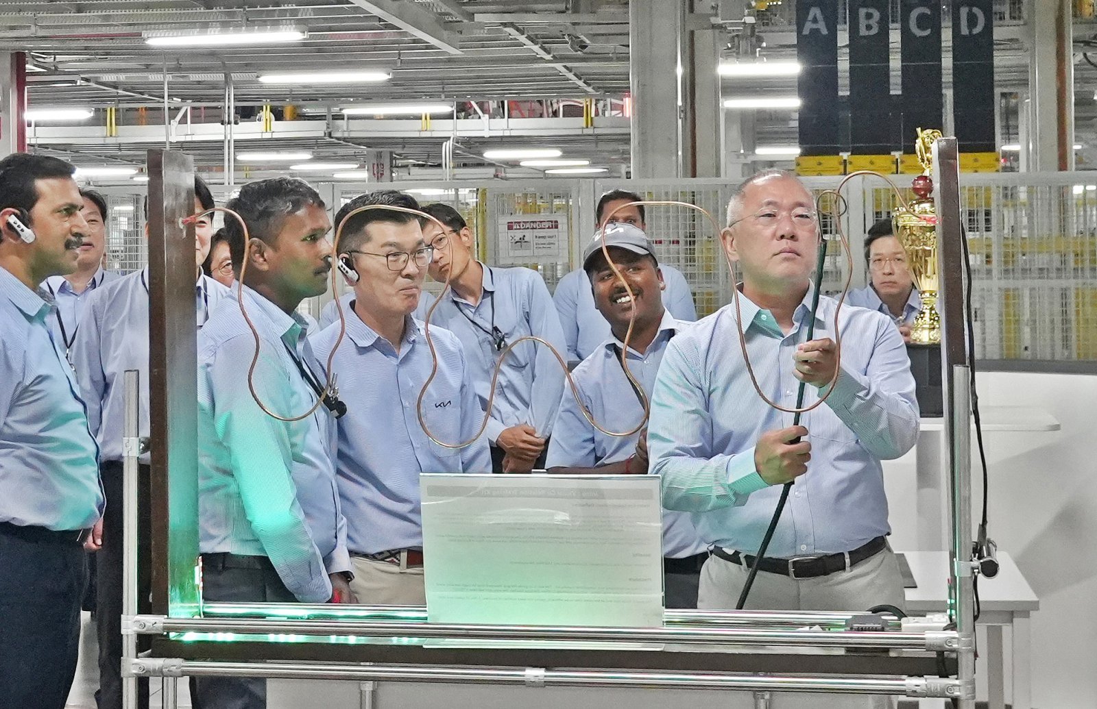 정의선 현대자동차그룹 회장(앞줄 오른쪽)이 인도 중부 지역에 있는 아난타푸르 공장을 찾아 신입사원 교육훈련 장비를 점검하고 있다. 정 회장은 12, 13일 인도 각지에 있는 현대차그룹 생산 시설을 찾아 현장 상황을 점검하고 임직원과 가족들을 격려했다. 현대차그룹 제공