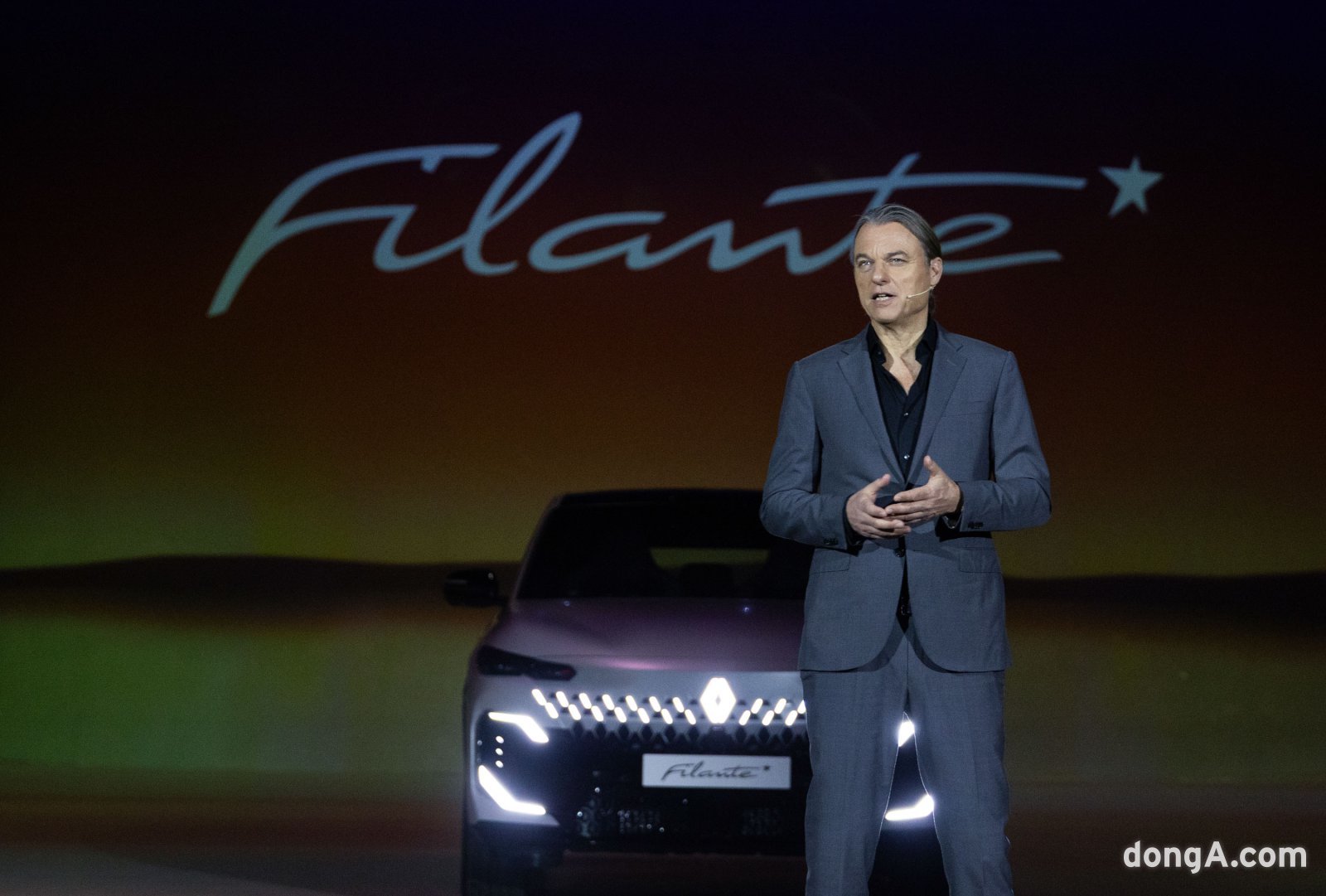 로렌스 반 덴 아커 르노그룹 디자인 총괄 부회장이 13일 서울 광진구 워커힐호텔에서 필랑트 디자인을 소개하고 있다. 