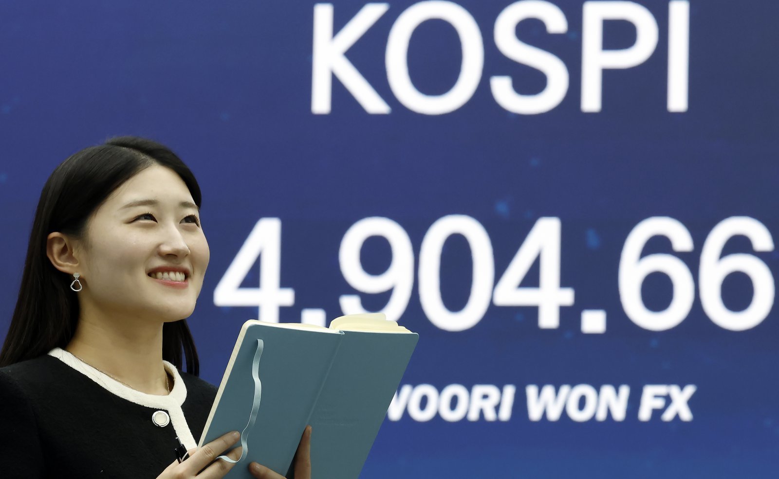 19일 오후 서울 중구 우리은행 본점 딜링룸 전광판에 종가가 표시되고 있다. 이날 코스피는 전 거래일 대비 63.92포인트(1.32%) 오른 4904.66, 코스닥은 77.90포인트(1.44%) 오른 969.09으로 장을 마쳤다. 오후 3시 30분 서울외환시장에서 달러·원 환율은 전일 오후 3시 30분 주간종가 대비 0.1원 오른 1473.7원을 기록했다. 2026.1.19/뉴스1