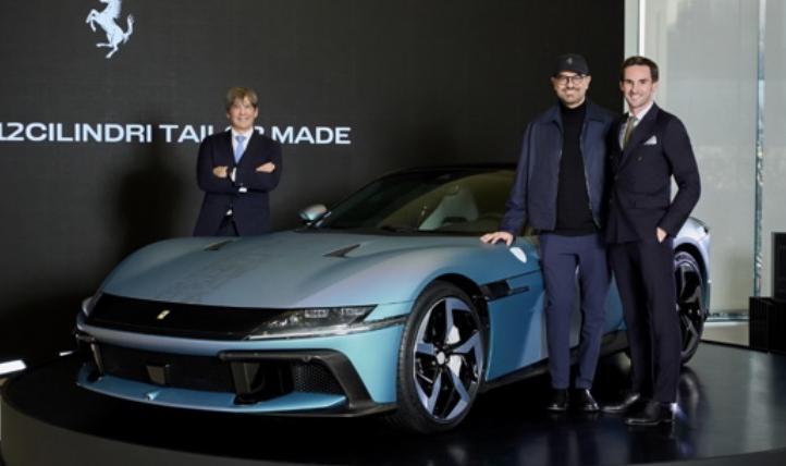 플라비오 만초니 페라리 최고디자인책임자(가운데) 등 페라리 경영진이 ‘12칠린드리 테일러메이드’ 앞에서 포즈를 취하고 있다.페라리코리아 제공