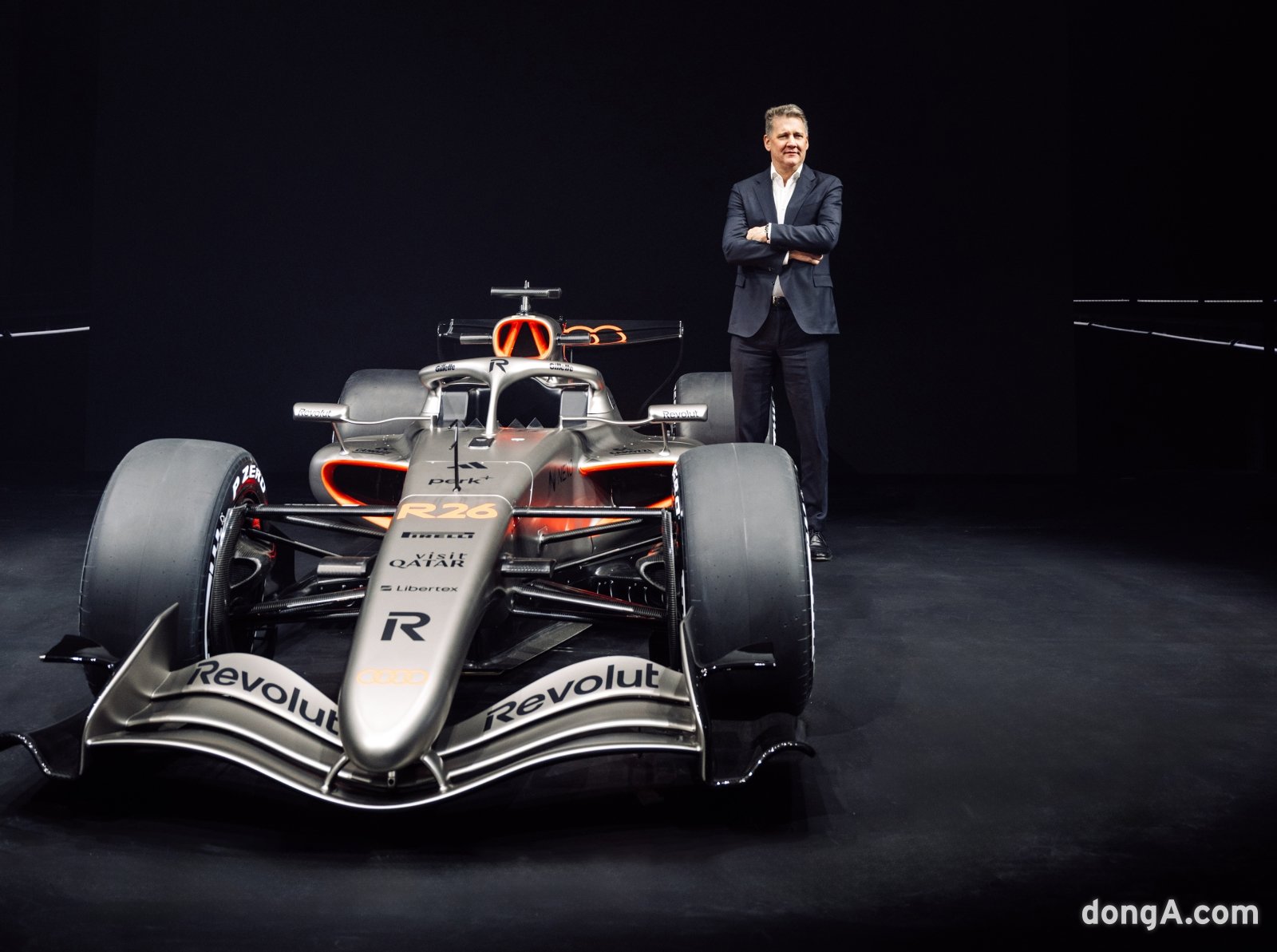 게르놋 될너(Gernot Döllner) 아우디AG CEO가 F1 머신 R26 옆에서 포즈를 취하고 있다.