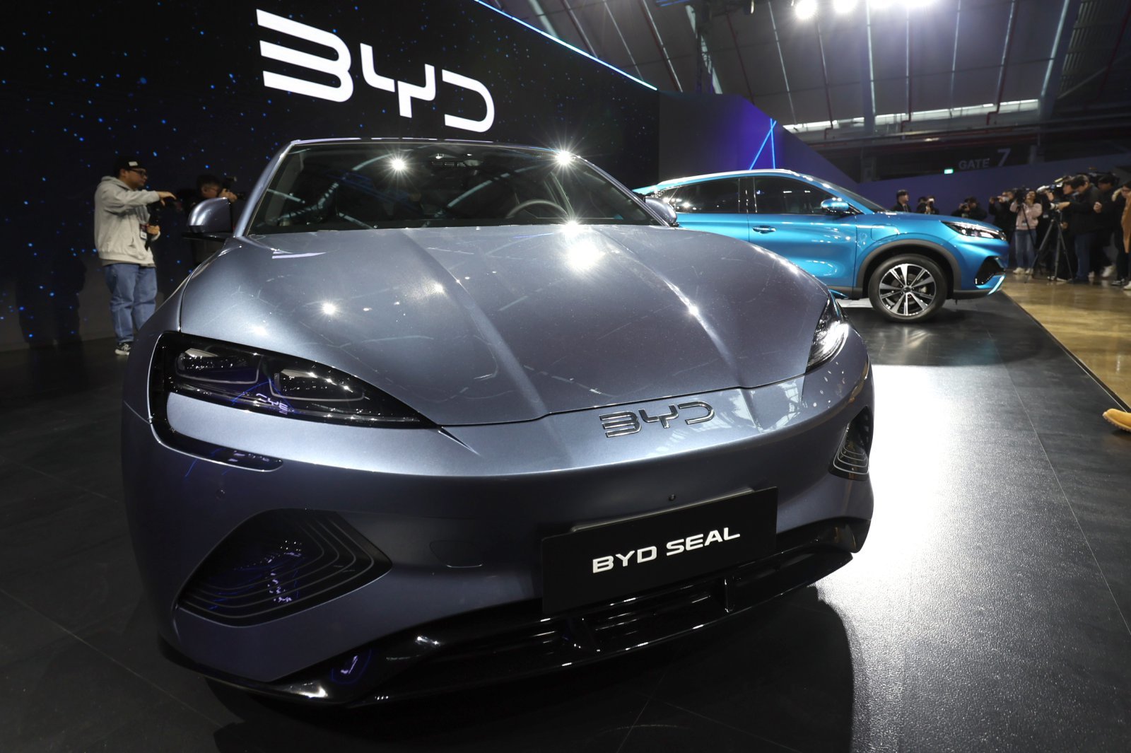 지난해 1월 16일 오전 인천 중구 상상플랫폼에서 열린 중국 BYD 승용 브랜드 런칭 미디어 쇼케이스 행사에서 전기차 씰이 공개되고 있다. 2025.01.16 뉴시스