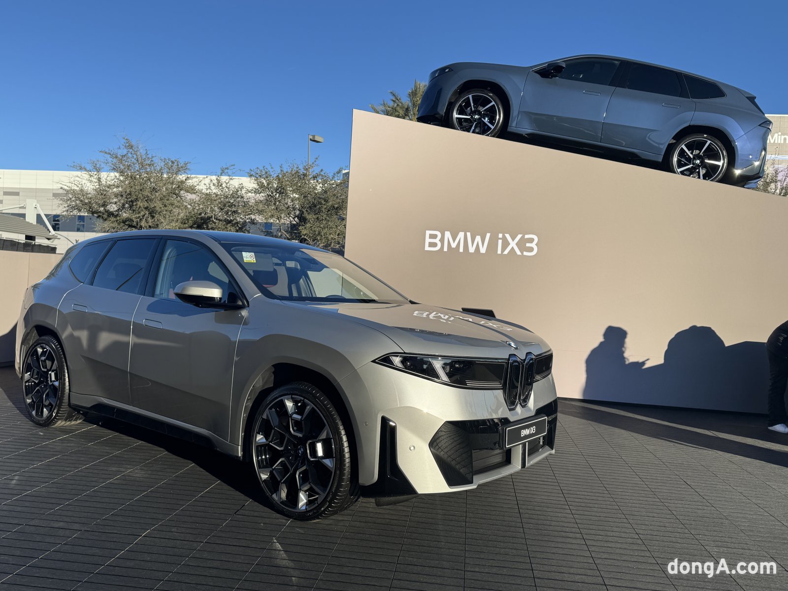 BMW가 지난달 6일 미국 네바다주 라스베이거스 컨벤션센터 사우스홀 맞은편에 마련한 CES 2026 전용 부스에서 뉴 iX를 전시하고 있다. 정진수 기자