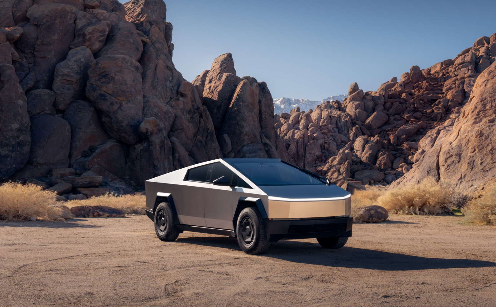 테슬라가 판매 부진을 타개하기 위해 기존보다 2만달러 저렴한 5만9990달러짜리 보급형 사이버트럭을 출시했다. 제원은 낮아졌으나 가격 경쟁력을 통해 대중화에 속도를 낸다는 전략으로 풀이된다. 테슬라 엑스 갈무리