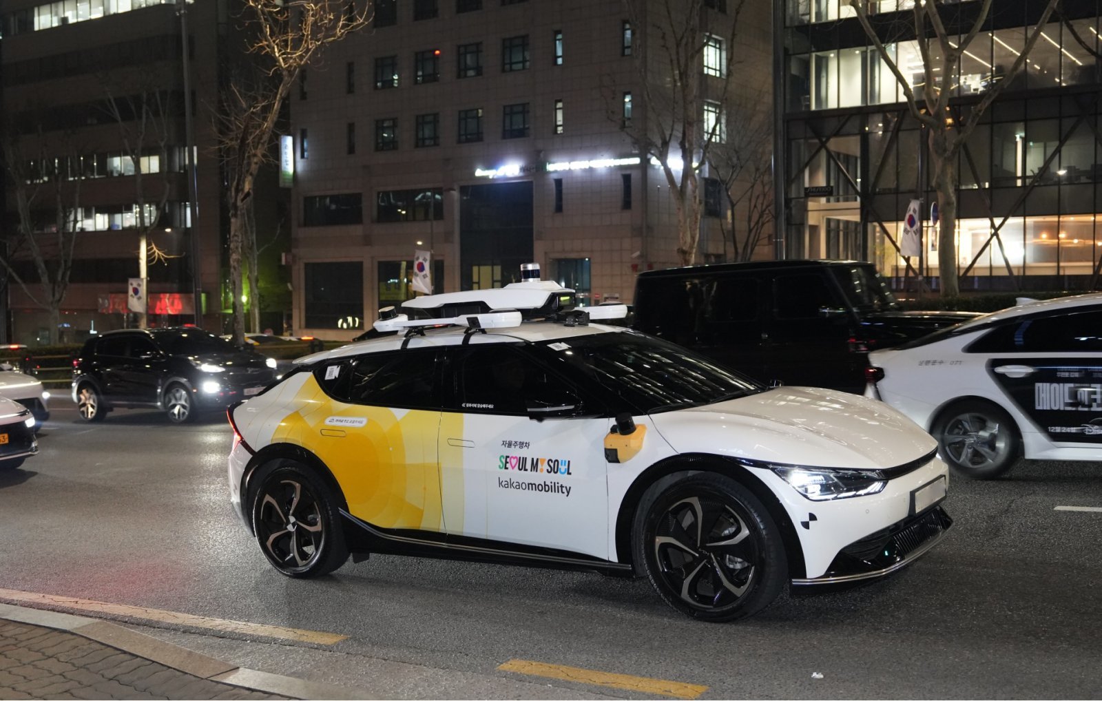 카카오모빌리티가 자체 개발한 자율주행 기술을 탑재한 ‘서울자율차’가 강남 도심을 주행하고 있다. 카카오모빌리티 제공.