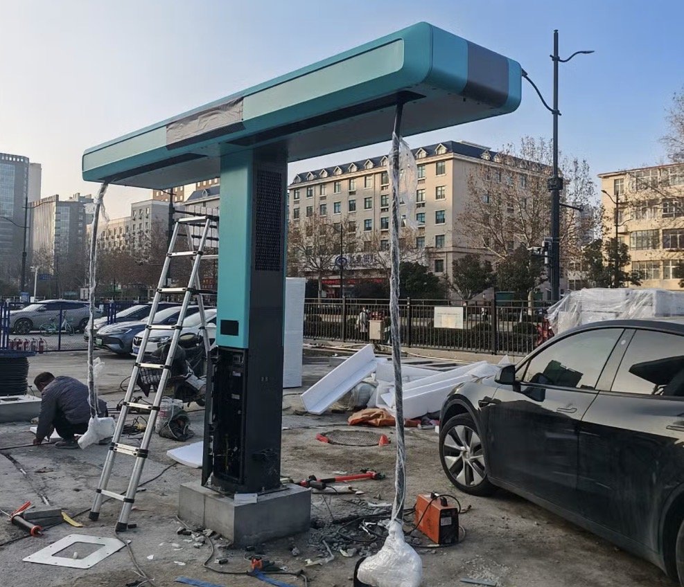 최근 중국 현지 소셜네트워크서비스(SNS)상에 유포되고 있는 비야디(BYD)의 플래시 충전 시설 설치 모습. CnEV포스트 제공