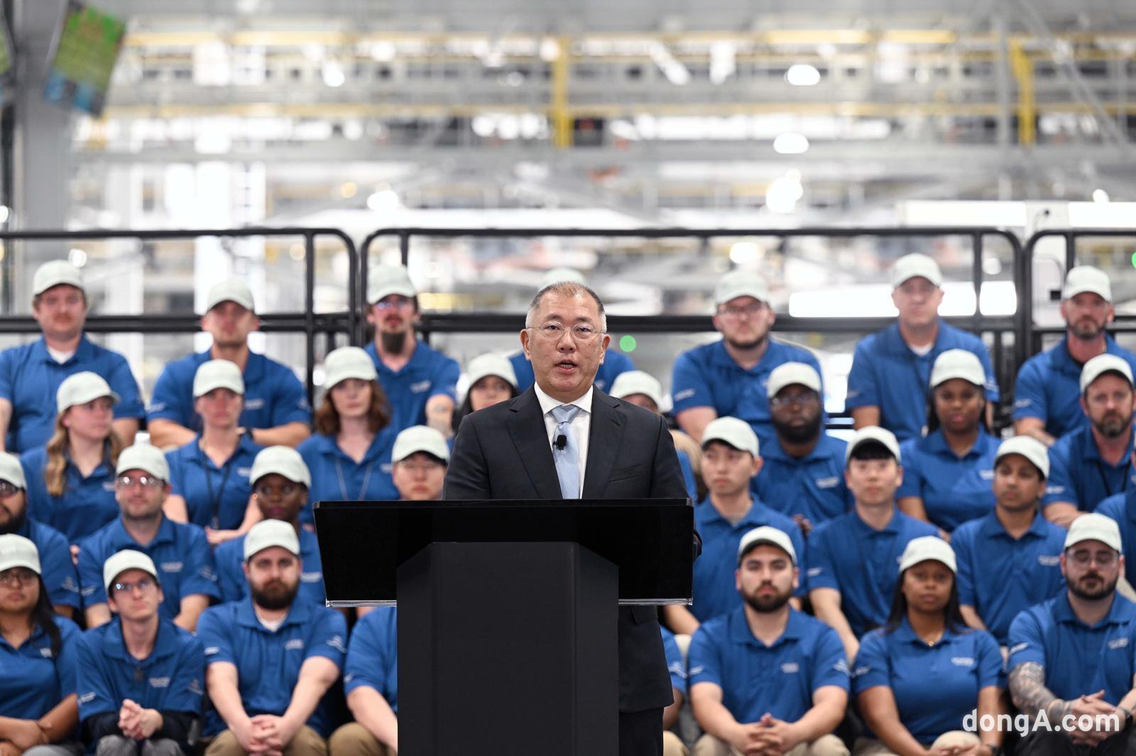 정의선 현대차그룹 회장이 지난해 3월 26일(현지시간) 미국 조지아주 엘라벨에 위치한 ‘현대자동차그룹 메타플랜트 아메리카(HMGMA)’ 준공식에 참석해 환영사를 하고 있다.