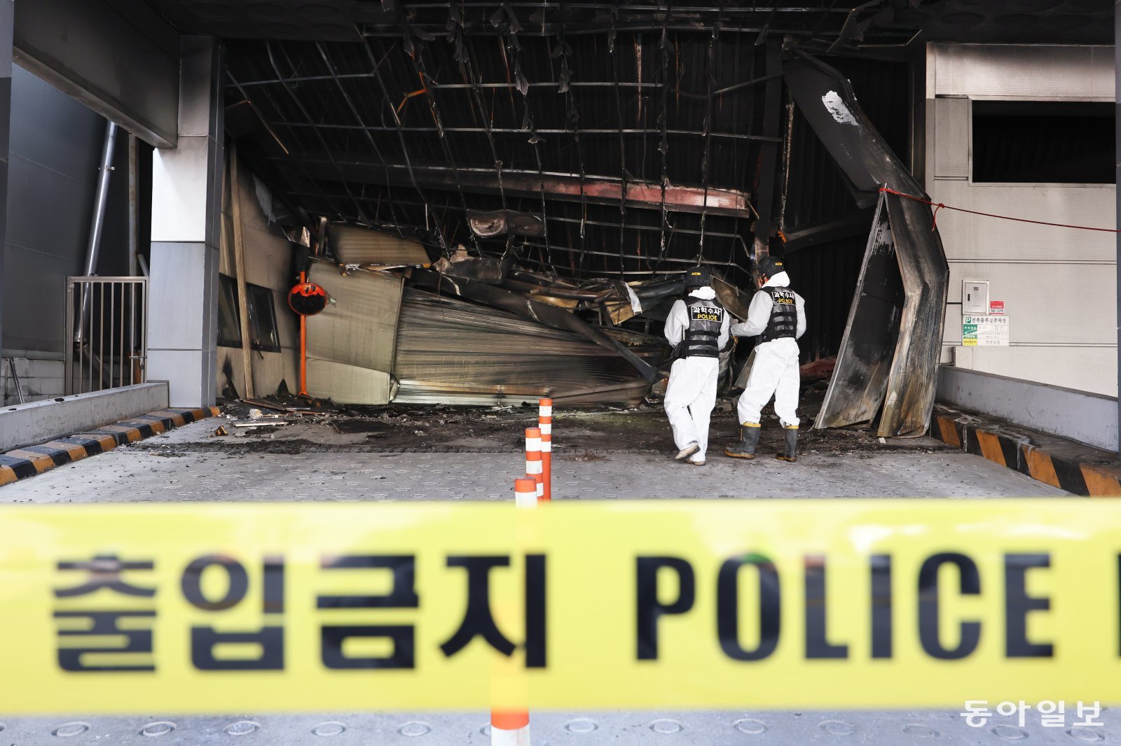 74명의 사상자가 발생한 대전 안전공업 화재현장에는 23일 오전 소방과 고용노동부, 국과수 등 관계 기관과 유족 대표 2명이 참관한 가운데 합동 감식을 하고 있다.  전영한 기자 scoopjyh@donga.com