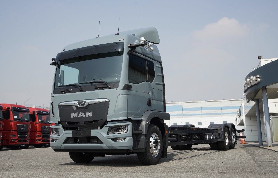 만트럭버스그룹의 한국 법인 만트럭버스코리아가 23일 출시한 중대형 트럭용 캡섀시 ‘뉴 MAN TGM 6x2-4’. 만트럭버스코리아 제공