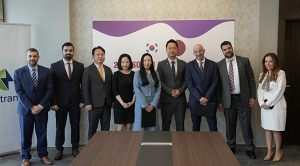(왼쪽부터) KOTRA 도하 무역관 모하메드 쇼우만 시니어 프로젝트 매니저, 주카타르 대한민국 대사관 모하마드 인프라스트럭처 매니저, 주카타르 대한민국 대사관 주정훈 참사관, KOTRA 도하 무역관 김현아 무역관장, 솔루엠 중동·아프리카 총괄 장유진 에너지솔루션 사업개발 매니저, 채비 조현삼 해외영업팀 과장, VIM Automotive 사드 매니징 디렉터, VIM Automotive 나세르 시니어 세일즈 매니저, VIM Automotive 라샤 세일즈 매니저. 사진=솔루엠 제공